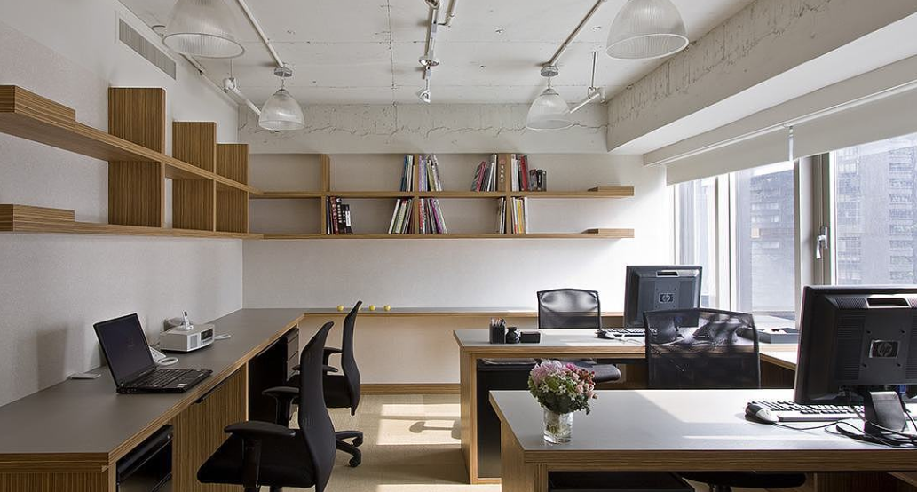 自然取光的小型办公室装修效果图